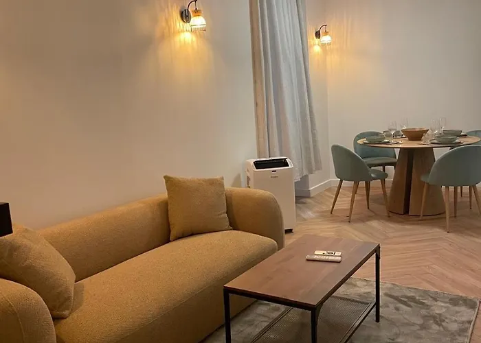 Recently Renovated In Quiet Area In Heart Of Old Apartamento
