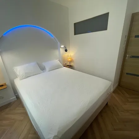 Recently Renovated In Quiet Area In Heart Of Old Apartment *