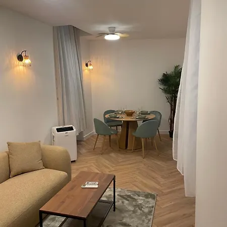 Recently Renovated In Quiet Area In Heart Of Old Apartment *