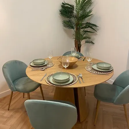 Recently Renovated In Quiet Area In Heart Of Old Апартаменты *
