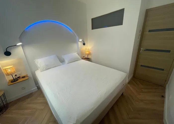 Recently Renovated In Quiet Area In Heart Of Old Appartement *